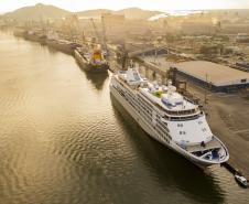 Navio Silver Whisper atracou pela primeira vez no Porto de Paranaguá trazendo mais de 700 passageiros