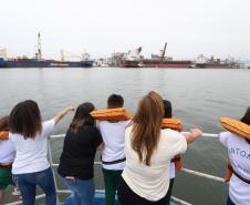 Porto Escola completa 10 anos e premia alunos com passeio pela Baía de Paranaguá