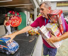 Natal Solidário da Portos do Paraná entrega brinquedos arrecadados pela comunidade portuária