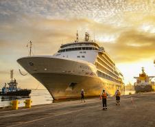 Navio Silver Whisper atracou pela primeira vez no Porto de Paranaguá trazendo mais de 700 passageiros