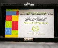 #praquemnaopodever foto de placa dentro da caixa preta aveludada. na plaga esta escrito em em verde "AGENTE DESTAQUE 2025"