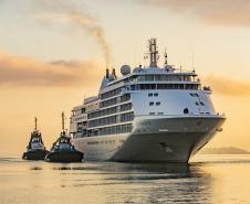 Navio de cruzeiros traz turistas da América do Norte e da Europa ao litoral do Paraná