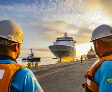 Navio de cruzeiros traz turistas da América do Norte e da Europa ao litoral do Paraná