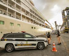 Navio de cruzeiros traz turistas da América do Norte e da Europa ao litoral do Paraná