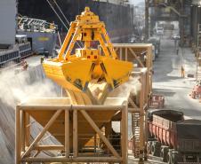 #praquemnaopodever imagem de cima mostrando um gancho amarelo gigante soltando cevada, que são graos amarelos, em um funil.