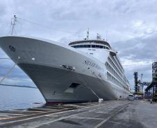 Navio de cruzeiros traz turistas da América do Norte e da Europa ao litoral do Paraná