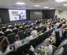 Porto Escola 2026 inicia com visitas de alunos ao cais em Paranaguá