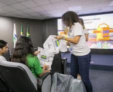 Porto Escola 2026 inicia com visitas de alunos ao cais em Paranaguá