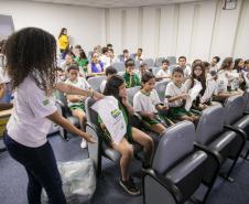 Porto Escola 2026 inicia com visitas de alunos ao cais em Paranaguá