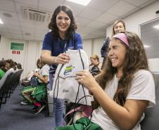 Porto Escola 2026 inicia com visitas de alunos ao cais em Paranaguá