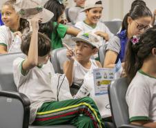 Porto Escola 2026 inicia com visitas de alunos ao cais em Paranaguá
