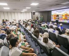 Porto Escola 2026 inicia com visitas de alunos ao cais em Paranaguá
