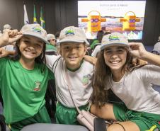 Porto Escola 2026 inicia com visitas de alunos ao cais em Paranaguá