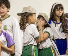 Porto Escola 2026 inicia com visitas de alunos ao cais em Paranaguá