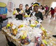 Mais de 1.500 kits são distribuídos em ação de Páscoa da Portos do Paraná