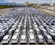 Porto de Paranaguá registra alta de 100% na movimentação de veículos em março