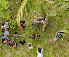 Oficina da Portos do Paraná ensina comunidade litorânea sobre coleta e despolpa do açaí juçara