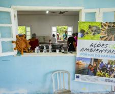 Oficina da Portos do Paraná ensina comunidade litorânea sobre coleta e despolpa do açaí juçara