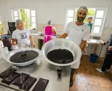 Oficina da Portos do Paraná ensina comunidade litorânea sobre coleta e despolpa do açaí juçara
