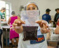 Oficina da Portos do Paraná ensina comunidade litorânea sobre coleta e despolpa do açaí juçara