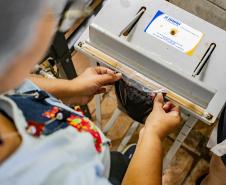 Oficina da Portos do Paraná ensina comunidade litorânea sobre coleta e despolpa do açaí juçara