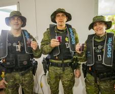 Oficina da Portos do Paraná ensina comunidade litorânea sobre coleta e despolpa do açaí juçara