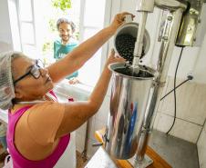 Oficina da Portos do Paraná ensina comunidade litorânea sobre coleta e despolpa do açaí juçara