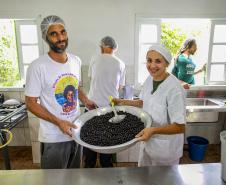 Oficina da Portos do Paraná ensina comunidade litorânea sobre coleta e despolpa do açaí juçara