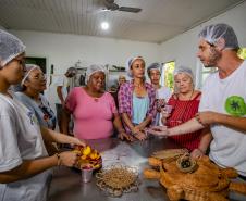 Oficina da Portos do Paraná ensina comunidade litorânea sobre coleta e despolpa do açaí juçara
