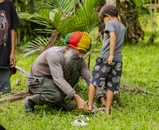 Oficina da Portos do Paraná ensina comunidade litorânea sobre coleta e despolpa do açaí juçara