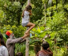 Oficina da Portos do Paraná ensina comunidade litorânea sobre coleta e despolpa do açaí juçara