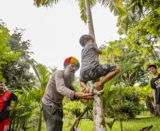 Oficina da Portos do Paraná ensina comunidade litorânea sobre coleta e despolpa do açaí juçara
