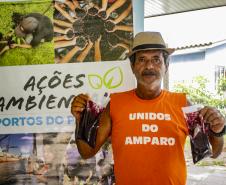 Oficina da Portos do Paraná ensina comunidade litorânea sobre coleta e despolpa do açaí juçara