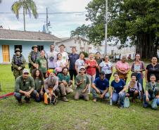 Oficina da Portos do Paraná ensina comunidade litorânea sobre coleta e despolpa do açaí juçara