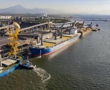 Porto de Paranaguá recebe navio sustentável em viagem inaugural