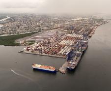 Porto de Paranaguá recebe navios específicos para o transporte de veículos