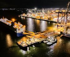 Porto de Paranaguá recebe navios específicos para o transporte de veículos