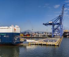 Porto de Paranaguá recebe navios específicos para o transporte de veículos