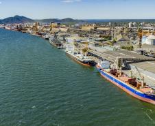 Quatro navios foram carregados simultaneamente com açúcar ensacado e a granel; movimento intenso deve seguir até outubro