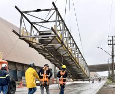 Estrutura metálica de 55 metros liga o sistema central ao terminal da ALTP, em operação que mobilizou dezenas de profissionais.