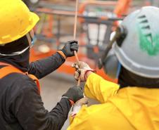 Estrutura metálica de 55 metros liga o sistema central ao terminal da ALTP, em operação que mobilizou dezenas de profissionais.