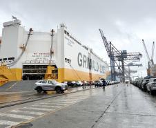 Novas montadoras ampliam o recebimento de automóveis no segundo semestre. Porto realiza desembarque recorde de 6 mil veículos de um navio nessa semana  