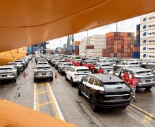 Novas montadoras ampliam o recebimento de automóveis no segundo semestre. Porto realiza desembarque recorde de 6 mil veículos de um navio nessa semana