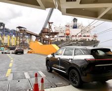 Novas montadoras ampliam o recebimento de automóveis no segundo semestre. Porto realiza desembarque recorde de 6 mil veículos de um navio nessa semana