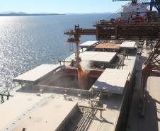 O Porto de Paranaguá bateu o quinto recorde em movimentação de cargas de 2016 ao registrar o maior volume de produtos já carregados no período de seis meses. 