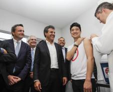 O governador Beto Richa lançou nesta terça-feira (26) a campanha de vacinação contra a dengue no Paraná e anunciou que 500 mil pessoas serão imunizadas nos 30 municípios com maior circulação viral da doença. A vacinação começa dia 13 de agosto.
