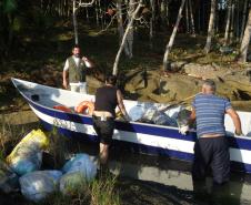 Porto instala contentores de lixo nas comunidades ilhadas da Baía de Paranaguá