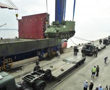 Exército Brasileiro importa 52 veículos blindados pelo Porto de Paranaguá
