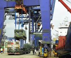 Exército Brasileiro importa 52 veículos blindados pelo Porto de Paranaguá