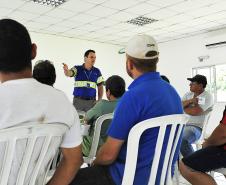 Appa orienta caminhoneiros sobre riscos ao volante na Semana Nacional de Trânsito